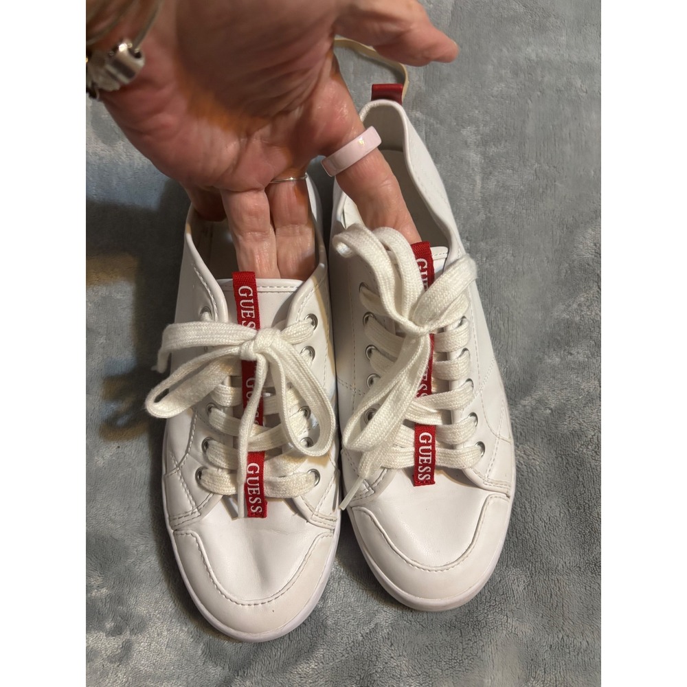 Guess Los Angeles Womens White Low Top Sneakers Red Logo WGMANY-R Size 8.5M